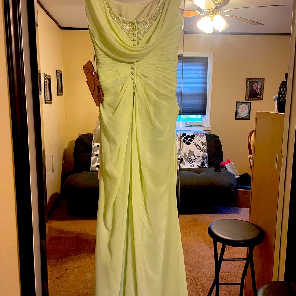 Light in the box, size 7, pale lime